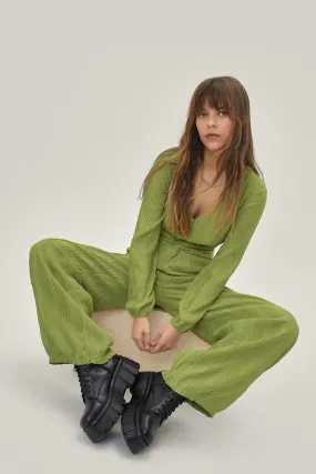 Weiter Jumpsuit mit tiefem Ausschnitt und Twist vorne